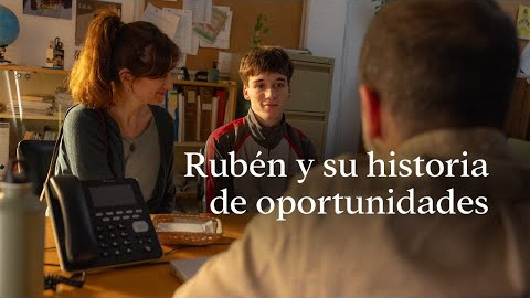 Rubén y Carlos salieron de puntos totalmente contrarios. Rubén caminaba a un ritmo irregular y no sabía muy bien a dónde iba, se sentía perdido. Por otro lado, Carlos sabía cuál era el camino y por eso su velocidad era más tranquila.
Nosotros siempre hemos querido hacer del mundo un lugar con más oportunidades, y ahí fue donde Rubén y Carlos se encontraron.

Descubre más en fundacionlacaixa.org