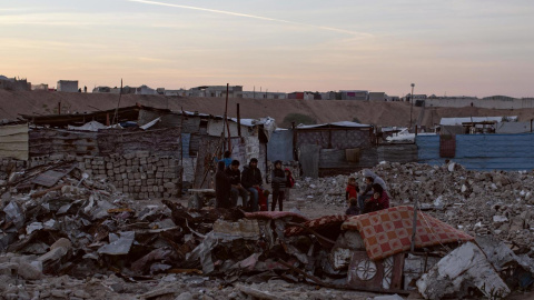 Desplazados palestinos se refugian temporalmente en Khan Younis, al sur de Gaza, a 7 de diciembre de 2024.