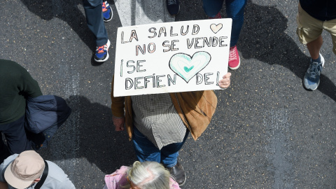 Una persona sujeta un cartel durante una manifestación para defender la sanidad pública, en Madrid