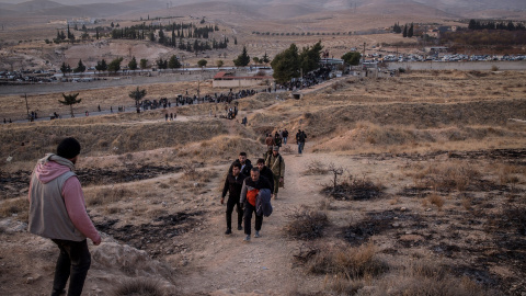 Miles de personas acuden a la prisión de Sednaya, en las afueras de Damasco, para obtener información sobre amigos y familiares desaparecidos.