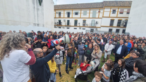 Reunión de los vecinos en el solar que el Ayuntamiento quiere enajenar.