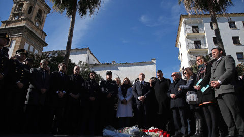 Una multitud de vecinos de Algeciras guardan un minuto de silencio por el ataque terrorista en el que asesinaron a un sacristán, a 26 de enero del 2023.