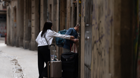 Dos turistas con maletas en el centro de Barcelona, a 17 de septiembre de 2024.