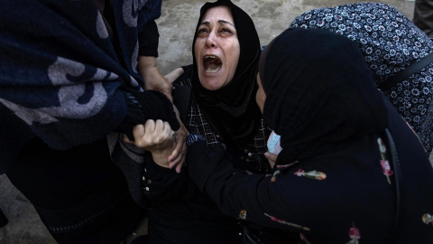 Mujeres palestinas lloran la muerte de sus familiares, asesinados por bombardeos israelíes este jueves.