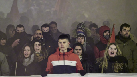 Decenas de personas marchan en una manifestación convocada por Gazte Koordinadora Sozialista (GKS), a 28 de enero de 2023, en Pamplona.