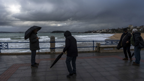 Algunas personas paseando a pesar de las bajas temperaturas, en Santander, a 9 de diciembre de 2024.