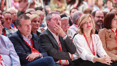 El secretario general del PSOE-A, Juan Espadas (c), junto a la ministra de Educación, Formación Profesional y Deportes, Pilar Alegría en el 41 Congreso Federal del PSOE.