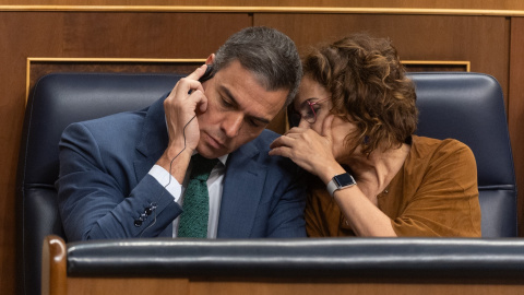 Pedro Sánchez y María Jesús Montero, en una sesión de control al Gobierno en el Congreso.