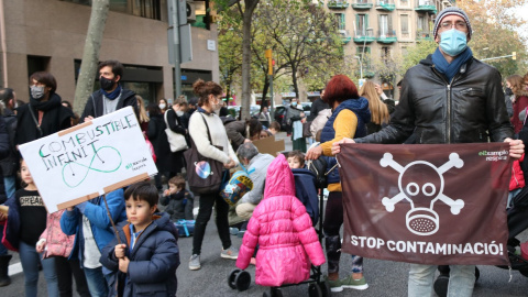 Famílies manifestant-se al carrer Aragó de Barcelona a finals del 2020 contra la contaminació de l'aire.