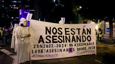 Decenas de personas durante la manifestación convocada por la Coordinadora Feminista por el 25N, en València