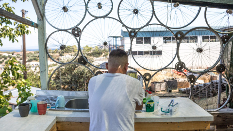 Uno de los espacios comunitarios de Makerspace dentro del centro comunitario de Paréa. Un chico se lava las manos después de realizar unas reparaciones.