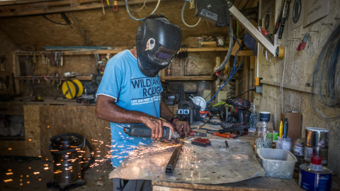 Hamed realizando algunos trabajos de soldadura dentro de uno de los espacios de Makerspace en el centro comunitario de Paréa.