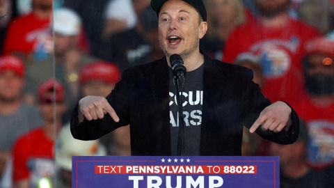 El magnate Elon Musk, dueño de Tesla y X, interviene en un mitin del Donald Trump durante la campaña de las presidenciales, en  Butler (Pensilvania, EEUU).