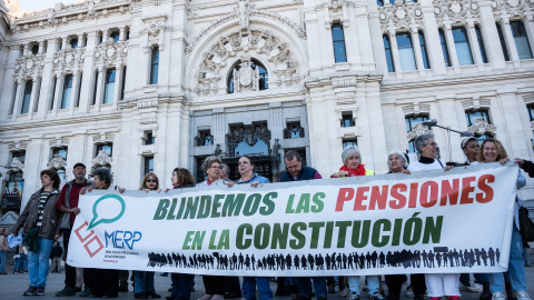 Un grupo de personas durante una concentración para la protección de las pensiones, frente al Palacio de Cibeles, a 18 de octubre de 2024, en Madrid.