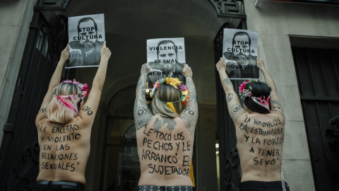 Tres activistas de Femen denuncian los casos de violencia sexual, a 6 de marzo de 2024, en Madrid.