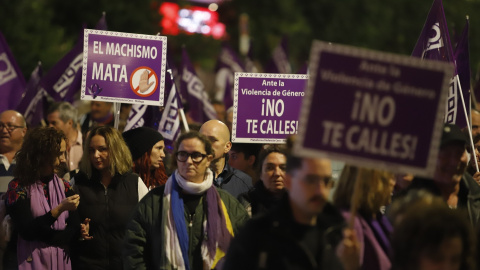 Imágenes de la manifestación con motivo del 25N en Málaga.