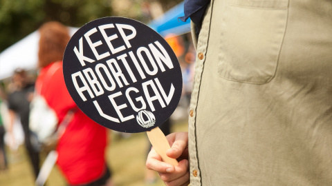 Una mujer sostiene un cartel en la Marcha de Liberación Reproductiva de Dallas como parte de una protesta a nivel nacional contra la nueva ley de aborto que entró en vigor en Texas en una imagen de archivo.