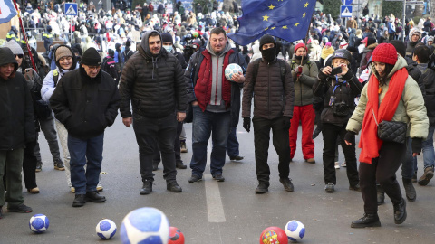 Partidarios de la oposición asisten a una protesta frente al edificio del parlamento durante las elecciones presidenciales en Tbilisi, Georgia, el 14 de diciembre de 2024.