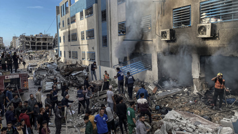 Un grupo de bomberos trabaja tras el ataque aéreo israelí en la escuela Salahaddin (Gaza) del 14 de diciembre de 2024, donde se refugiaron los palestinos desplazados