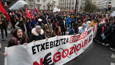 Miles de personas durante una manifestación por el derecho a la vivienda, a 14 de diciembre de 2024, en Bilbao.