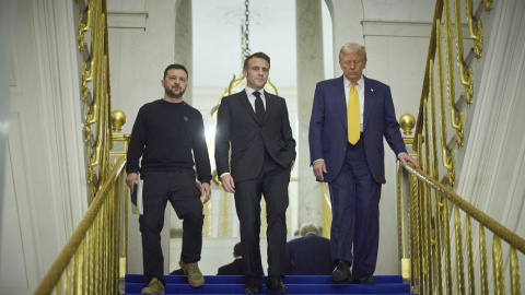 Volodimir Zelesnski y Donald Trump junto a Emmanuel Macron en la visita de ambos al Elíseo.