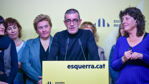 Xavier Godàs, amb Alba Camps i Teresa Jordà al costat, valorant els resultats de la segona volta del Congrés d'ERC.