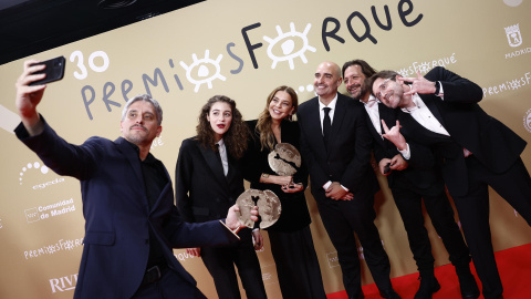 El equipo de la película 'El 47' posa con el Forqué a mejor largometraje y con el Forqué al cine en educación en valores durante la gala de la 30 edición de los Premios José María Forqué, este sábado en Ifema, en Madrid.