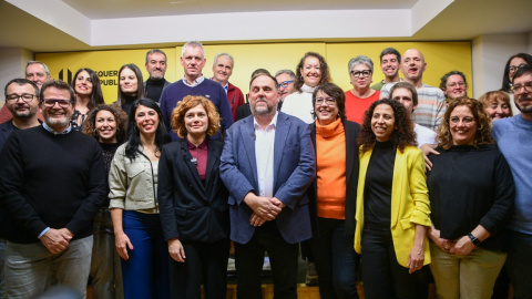 Oriol Junqueras i la candidatura de Militància Decidim el dissabte a la seu d'ERC després d'imposar-se al congrés del partit.