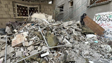 Escombros de los edificios destruidos tras los ataques aéreos israelíes en el campo de refugiados de Al Nuseirat, en el centro de la Franja de Gaza en una imagen de archivo