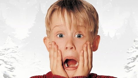 Año: 1990
Director. Chris Columbus
Actores: Macaulay Culkin, Joe Pesci, Daniel Stern
Sinopsis:
Kevin McAllister es un niño de ocho años, miembro de una familia numerosa, que accidentalmente se queda abandonado en su casa cuando toda la familia se marcha a pasar las vacaciones a Francia. Kevin aprende a valerse por sí mismo e incluso a protegerse de Harry y Marv, dos bribones que se proponen asaltar todas las casas cerradas de su vecindario. Cuando su madre Kate lo hecha en falta, realiza un pintoresco viaje de vuelta contra reloj a Chicago para recuperar a su hijo.