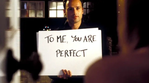 Love Actually es conocida, entre otras cosas, por escenas tan famosas como esta.