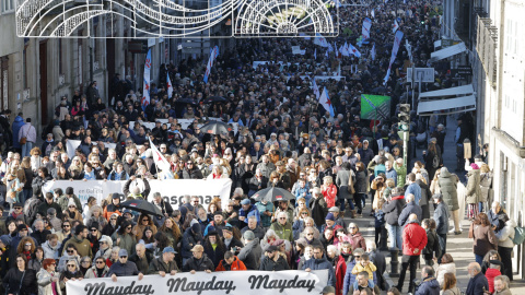 Imagen de la manifestación en Santiago del 15 de diciembre de 2024, convocada por las plataformas Ulloa Viva y En Defensa da Ría de Arousa contra la instalación de una planta de microcelulosa en Palas (Lugo), impulsada por Greenfiber, filial de la portuguesa Altri y la gallega Greenalia