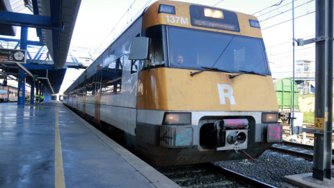 El tren inaugural de la nova línia RL4 entre Lleida i Terrassa a la seva sortida a la capital del Segrià.