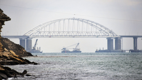 Imagen de archivo de un buque mercante pasando bajo el puente del estrecho de Kerch, en UcraniaXINHUA / ZUMA PRESS / CONTACTOPHOTO12/11/2022 ONLY FOR USE IN SPAIN