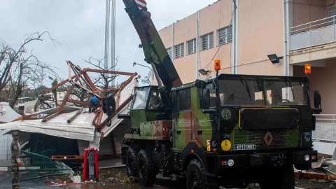 Grande-terre (Mayotte), 15/12/2024.- A handout photo made available by the French Army on 15 December 2024 shows soldiers removing debris at a damaged area in the French overseas territory of Mayotte. At least 14 people were killed and more than 200 injured after tropical cyclone Chido battered the French Indian Ocean territory of Mayotte on 14 December, authorities said. (Francia) EFE/EPA/ETAT-MAJOR DES ARMEE HANDOUT -- BEST QUALITY AVAILABLE -- MANDATORY CREDIT: ETAT-MAJOR DES ARMEE -- HANDOUT EDITORIAL USE ONLY/NO SALES