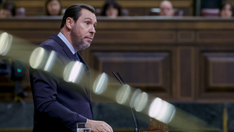 El ministro de Transportes, Óscar Puente, durante su intervención en el pleno que se celebra este miércoles en el Congreso de los Diputados.