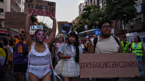 Un grupo de personas con pancartas durante una manifestación organizada por la plataforma de Orgullo Crítico en Madrid. Imagen de archivo.