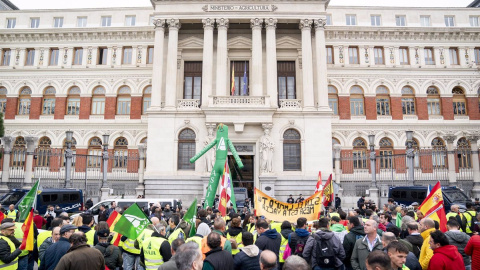 Agricultores y ganaderos sujetan pancartas durante una protesta ante el Ministerio de Agricultura, a 15 de febrero de 2024, en Madrid (España). Imagen de archivo.