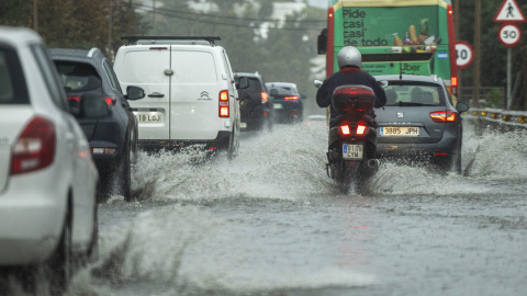 Vista de una calle con bolsas de agua en Málaga, a 12 de diciembre de 2024, una jornada marcada por fuertes precipitaciones en la zona.