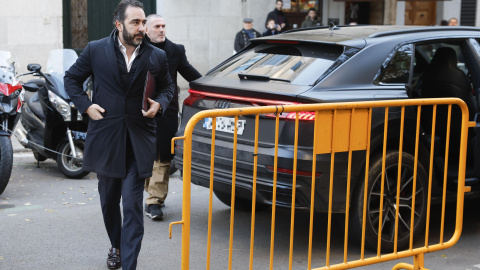 MADRID, 16/12/2024.- El empresario Víctor de Aldama (i) , el considerado comisionista de la trama de adjudicaciones públicas de mascarillas en plena pandemia, baja del coche conducido por el líder de Desokupa, Daniel Esteve (c-atras) a su llegada al Tribunal Supremo este lunes donde el juez Leopoldo Puente le interroga como investigado. EFE/Mariscal