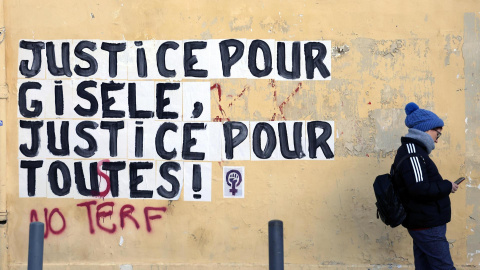 Un grafiti en una pared en el que se lee "Justicia para Gisele, Justicia para todos", en un muro cerca del tribunal penal de Avignon (Francia), el 16 de diciembre de 2024.