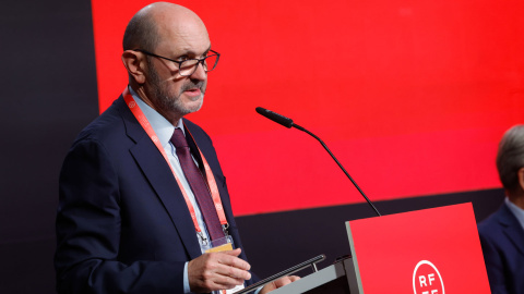 Rafael Louzán interviene después de ser elegido nuevo presidente de la Real Federación Española de Fútbol (RFEF) en unas elecciones celebradas en la Ciudad del Fútbol de Las Rozas, Madrid, este lunes.