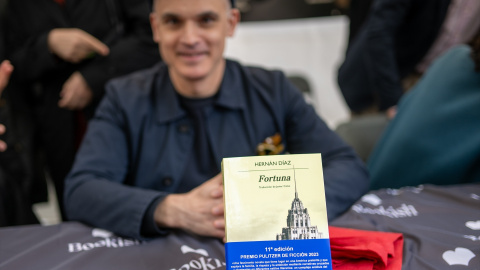 El escritor Hernán Díaz durante la firma de ejemplares de su libro en el día de Sant Jordi, en Barcelona.