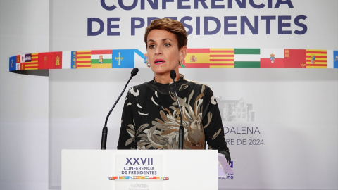 Imagen de archivo de la presidenta de Navarra, María Chivite, en una rueda de prensa durante la XXVII Conferencia de Presidentes, en el Palacio de la Magdalena, en Santander, Cantabria (España).