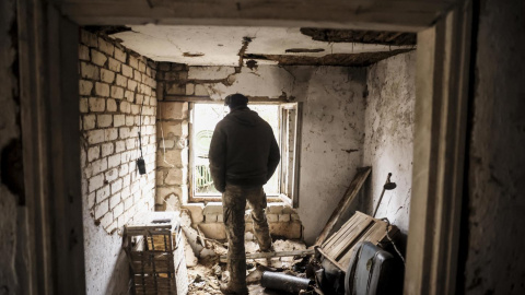 Una foto facilitada por el servicio de prensa de la 24ª Brigada Mecanizada de las Fuerzas Armadas de Ucrania muestra a un soldado de la unidad de artillería en un refugio cerca de Chasiv Yar, región de Donetsk, este 12 de diciembre de 2024.