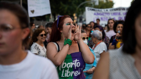 Una mujer protesta en la manifestación por el Día de Acción Global por la despenalización del aborto en Madrid, en una imagen de archivo.