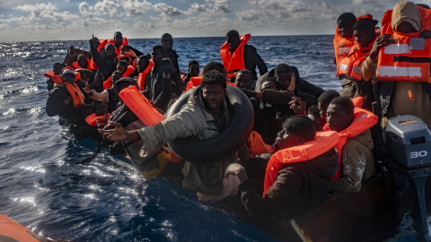 (Foto de ARCHIVO)Varios migrantes en un cayuco en el Mar Mediterráneo.