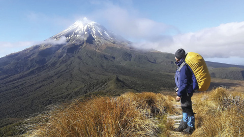 Yana Wengel en el volcán Taranaki, en Nueva Zelanda