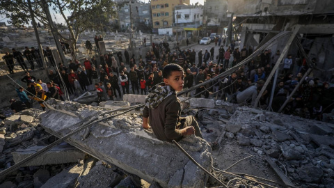 Un niño palestino observa a la cámara tras el bombardeo israelí contra el campo de refugiados de  Al Nuseirat, en la Franja de Gaza.