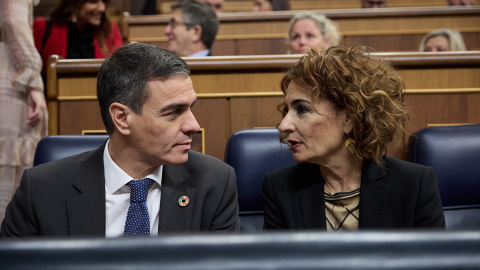 El presidente del Gobierno, Pedro Sánchez y la vicepresidenta primera y ministra de Hacienda, María Jesús Montero, durante una sesión de control al Gobierno, en el Congreso de los Diputados